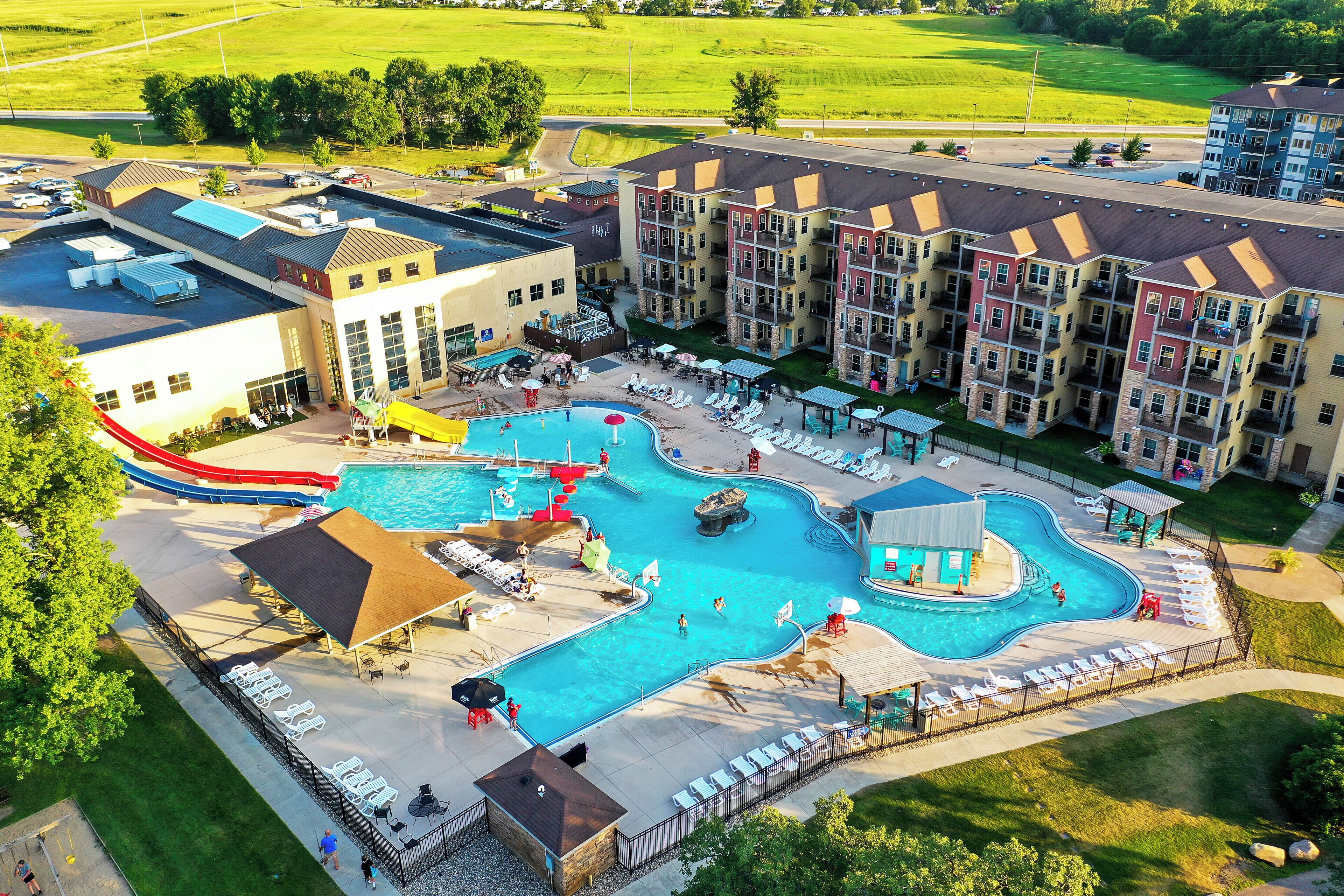 Inomhuspool och utomhuspool