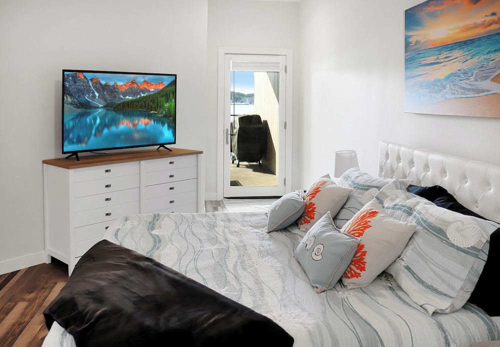 Barefoot Retreat! Bridges Bay! NewWaterfront Condo! Amazing Views! Pet