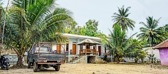 OYO 92183 Komang Resort Klayar