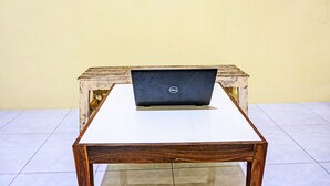 Una laptop sobre una mesa blanca con marco de madera.