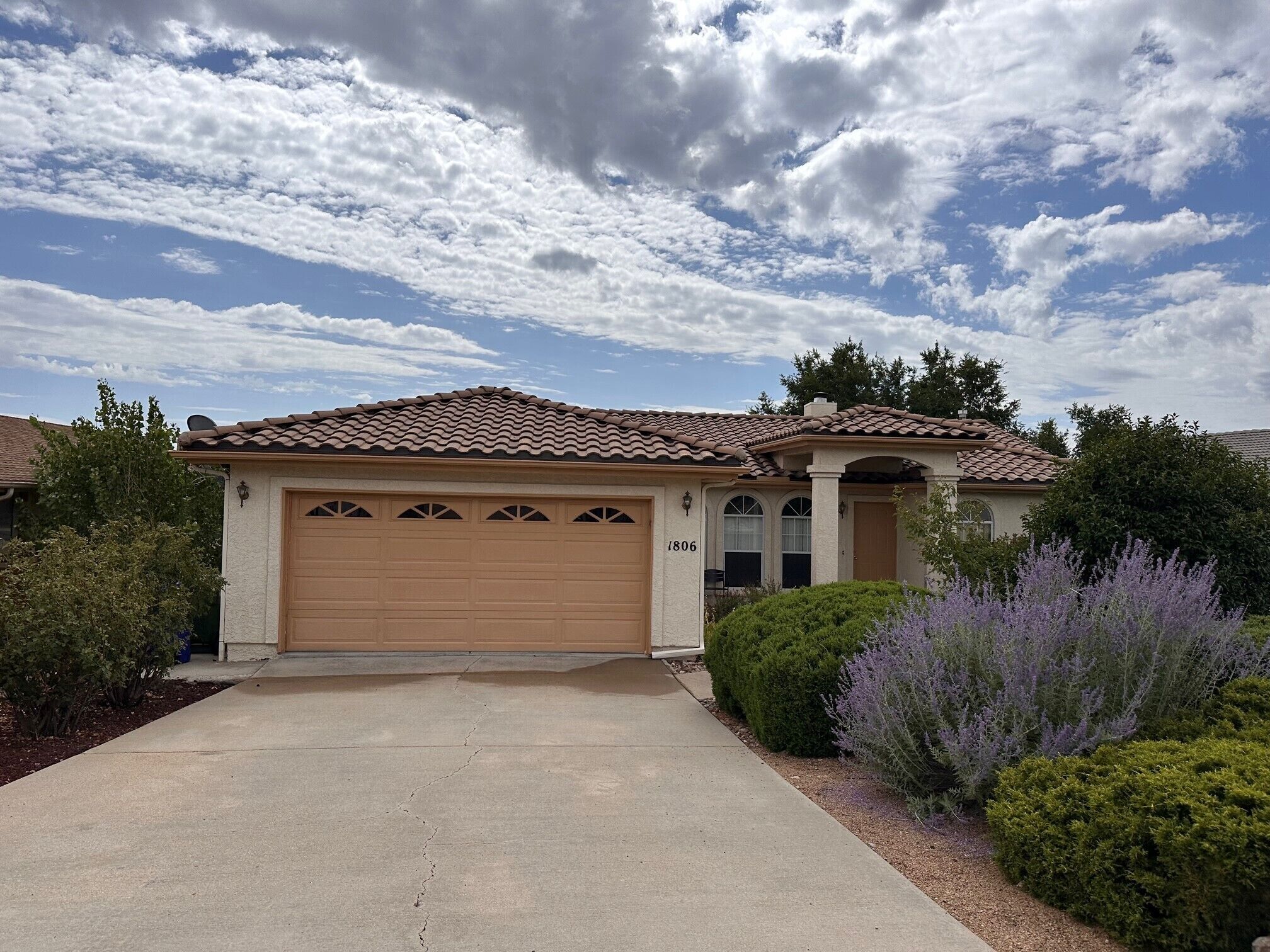 Home close to downtown with mountain views, deck, fenced backyard, & fast WiFi