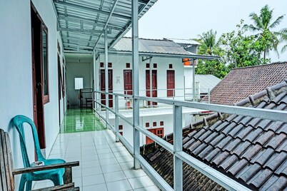 OYO Life 92222 Sahabat Kost Syariah Pacitan