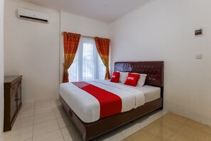 Desk, laptop workspace, free WiFi, bed sheets - Hotel O Mine Residence (Padang)