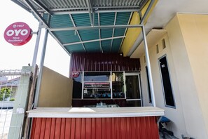 Reception - Hotel O Mine Residence (Padang)