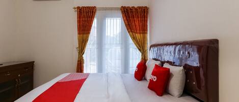 Family Room | Desk, laptop workspace, free WiFi, bed sheets