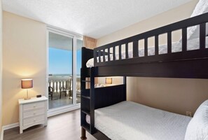 4 habitaciones, tabla de planchar con plancha, wifi y ropa de cama 