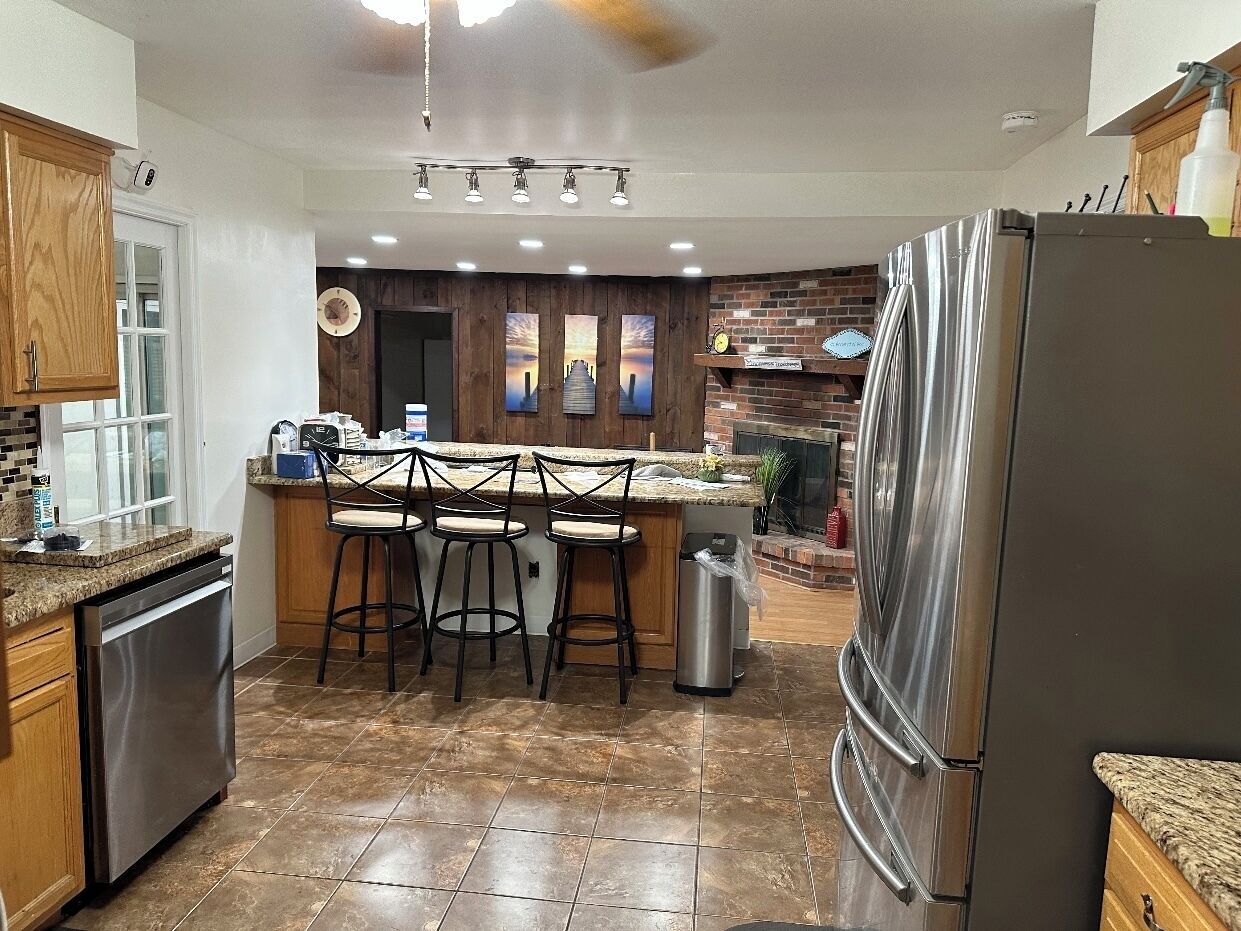 冷蔵庫、電子レンジ、オーブン、コンロ