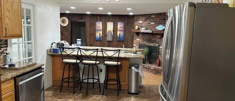 Geladeira, micro-ondas, fogão, cooktop