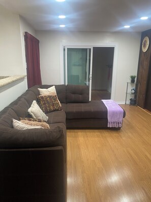 Una Smart TV, una chimenea, una impresora