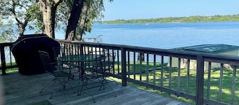 Wolf Creek Retreat, Grand Lake, 2 miles to the center of Grove OK and a fab view