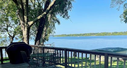 Wolf Creek Retreat, Grand Lake, 2 miles to the center of Grove OK and a fab view