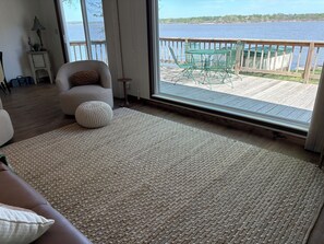 Smart-TV, Kamin, Bücher