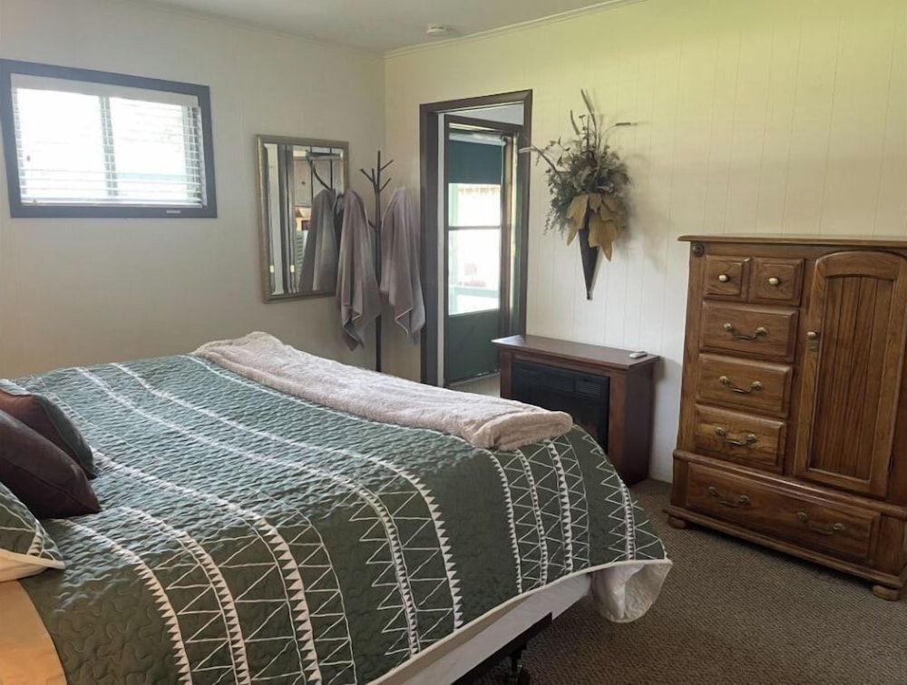 Wolf Creek Retreat, Grand Lake, 2 miles to the center of Grove OK and a