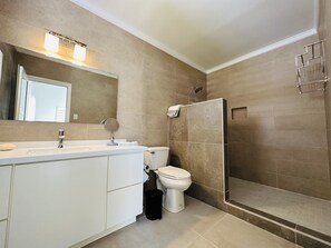 Shower, hair dryer, towels - La Vie Est Belle (Jolly Harbour)