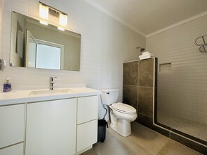 Shower, hair dryer, towels - La Vie Est Belle (Jolly Harbour)