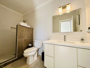 Shower, hair dryer, towels - La Vie Est Belle (Jolly Harbour)