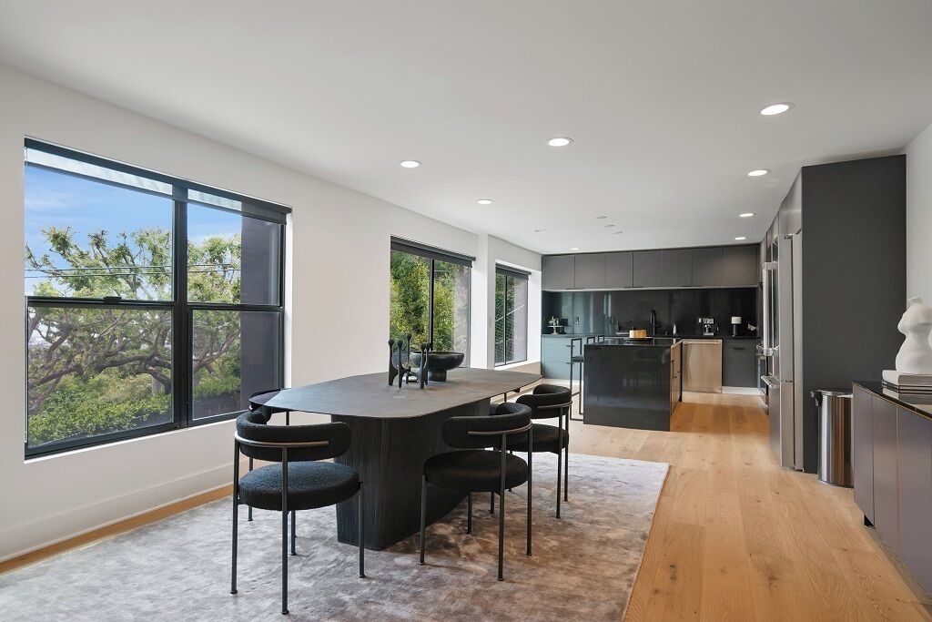 LUXURIOUS HOME IN THE HILLS OF LOS ANGELES WITH A VIEW OF THE CITY!