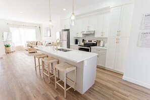 Fridge, microwave, oven, stovetop - *New & Spacious | Free Parking | 7min to Downtown* (Winnipeg)