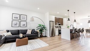 Un apartamento moderno con sala de estar, cocina y comedor.