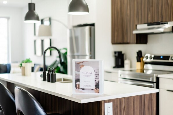 ثلاجة، ميكروويف، فرن، موقد طهي مسطح