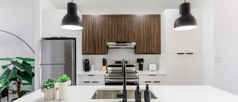 Réfrigérateur, four à micro-ondes, un four, surface de cuisson