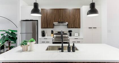*New & Modern Home | Free Parking | 5 mins Downtown*