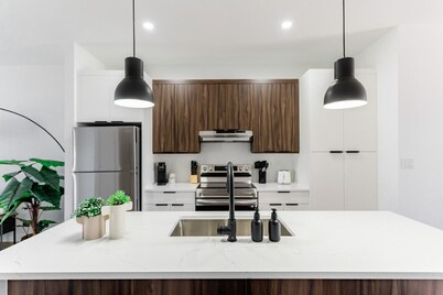 *New & Modern Home | Free Parking | 5 mins Downtown*