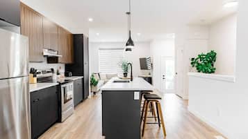 Frigorífico, microondas, horno y placa de cocina