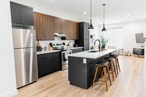 Geladeira, micro-ondas, fogão, cooktop