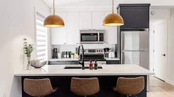 Refrigerador, microondas, horno, placa de cocina