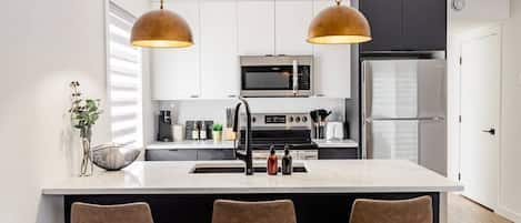 Réfrigérateur, four à micro-ondes, un four, surface de cuisson