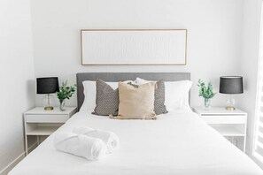 Escritorio, cuna de viaje, wifi y ropa de cama