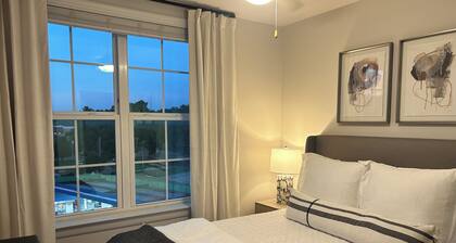Location, location, location! Situated 500 yds from the historic Oxford Square!