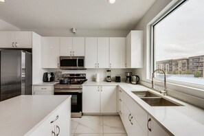 Kylskåp, mikrovågsugn, ugn och spishäll