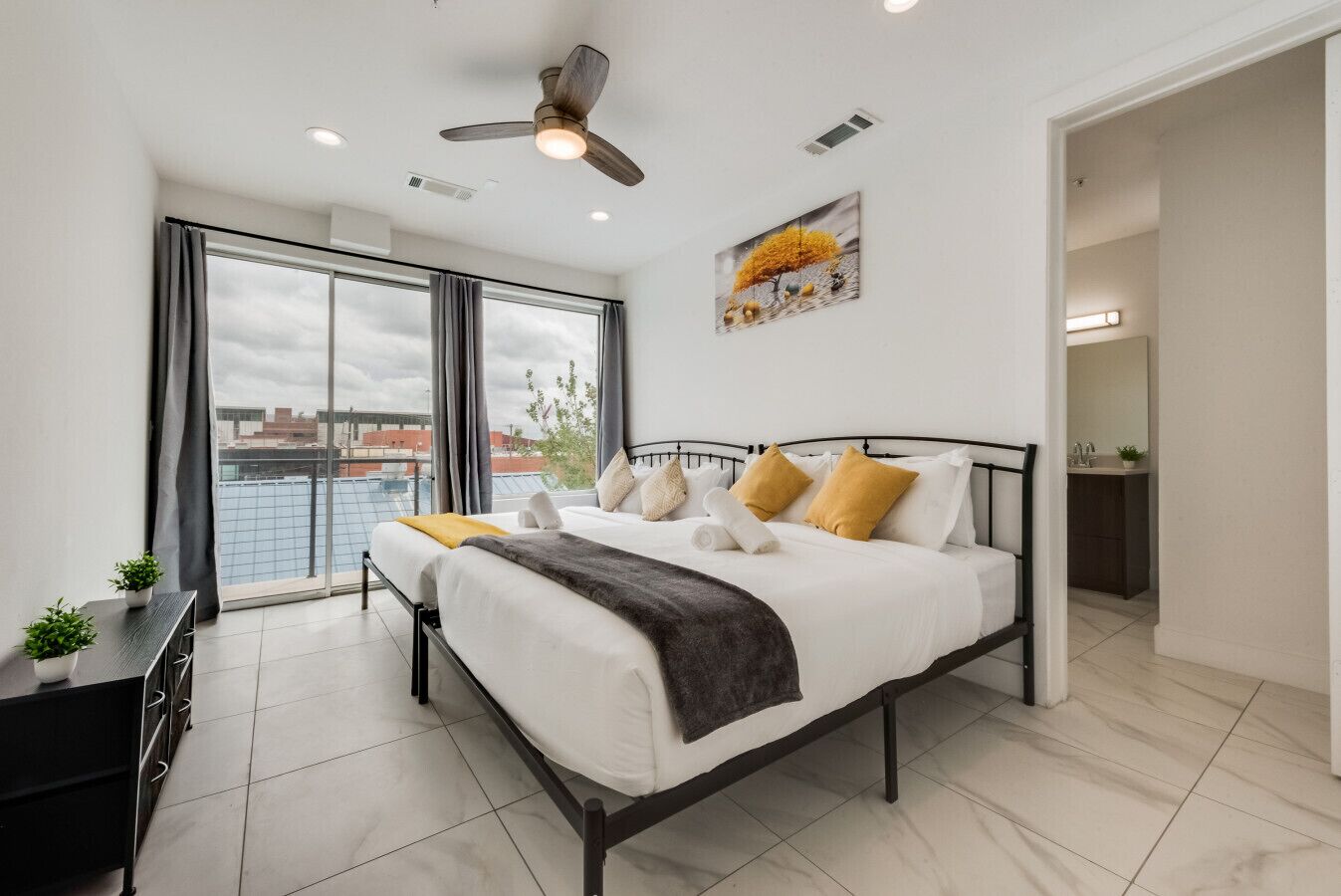 2 habitaciones, escritorio, tabla de planchar con plancha y wifi 