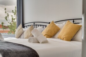 2 Schlafzimmer, Schreibtisch, Bügeleisen/Bügelbrett, Reisekinderbett