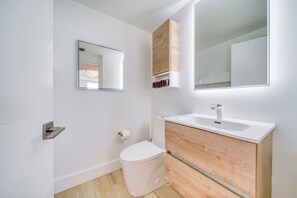 Dusche, Haartrockner, Bidet, Handtücher
