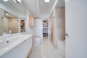 Dusche, Haartrockner, Bidet, Handtücher