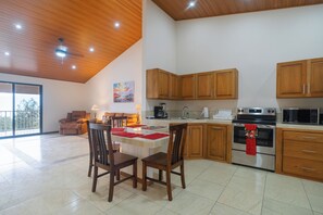 Kylskåp, mikrovågsugn, ugn och spishäll