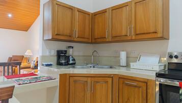 Køleskab, mikrobølgeovn, ovn, kogeplade