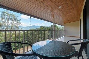 Outdoor dining - Cozy Mountain Apt - For families - pool & Wi-Fi #4 (Platanillo, Baru)