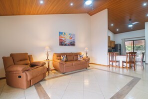 TV - Cozy Mountain Apt - For families - pool & Wi-Fi #4 (Platanillo, Baru)