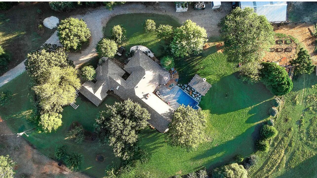 Beautiful Farmhouse w/ pool on 6 acres ranch