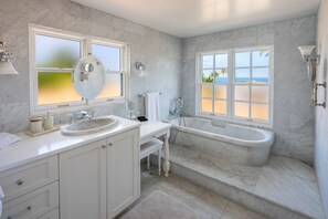 Hårtørrer, bidet, håndklæder, Sæbe