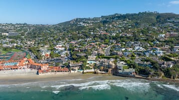 Ligstoelen aan het strand, strandlakens