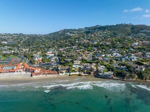 Chaises longues, serviettes de plage