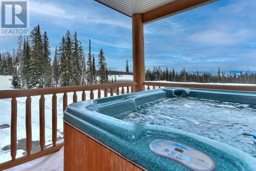 Remarkable Ski in/Ski out Big White Townhome with Private Hot Tub!    Sleeps 10