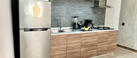 Réfrigérateur, micro-ondes, four, cafetière/bouilloire