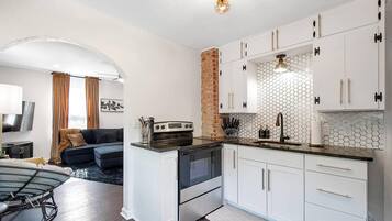 雪櫃、微波爐、焗爐、爐具