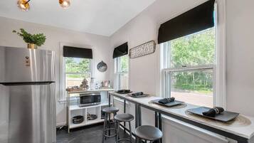 Een koelkast, een microgolfoven, een oven, een kookplaat